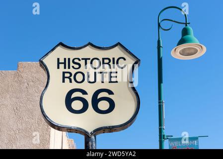 Réplique du panneau routier américain pour la route historique 66, Santa Rosa, Nouveau-Mexique, États-Unis. Banque D'Images