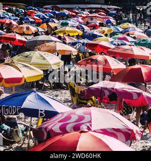 Rio de Janeiro, Brésil - 17 janvier 2024 : Plage bondée à Rio de Janeiro, Brésil avec beaucoup de gens et des parasols sur une chaude journée d'été Banque D'Images