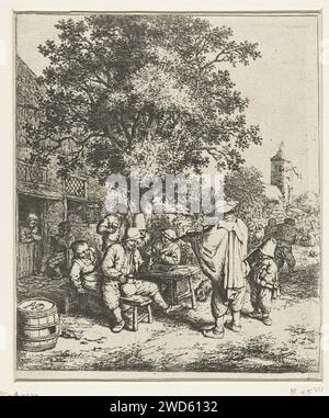 Violoniste et jeune tourneur de limbe, Adriaen van Ostade, 1654 - 1656 imprimer deux musiciens, un homme avec un violon et un garçon avec un treuil, divertissent une compagnie de boissons à une table dans une rue du village. En arrière-plan, il y a une tour d'église où le drapeau pend. Haarlem papier gravure plus d'un musicien avec instrument. hurdy-gurdy. violon, violon Banque D'Images