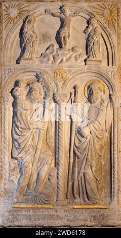 TRÉVISE, ITALIE - 8 NOVEMBRE 2023 : le relief de St. Cristopher et St. André le Grand dans l'église Chiesa di San Vito e Santa Lucia ( 1437). Banque D'Images