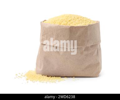 Couscous cru dans sac en papier isolé sur blanc Banque D'Images