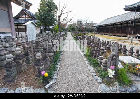 Temple Gango-ji, un ancien temple bouddhiste avec de multiples lanternes en pierre et des marqueurs tombaux dans la ville de Nara, au Japon. Banque D'Images