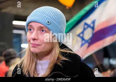 Londres, Royaume-Uni. 18 janvier 2024. La présentatrice de télévision Rachel Riley est interviewée à la caméra. Les Britanniques-Israéliens célèbrent le premier anniversaire du plus jeune otage kidnappé par le Hamas lors des attaques du 7 octobre, se rassemblant devant les bureaux de la Croix-Rouge, et appellent l'organisation à faire plus pour les citoyens captifs restants - qui sont maintenant détenus depuis plus de 100 jours à Gaza. Crédit : Photographie de onzième heure / Alamy Live News Banque D'Images