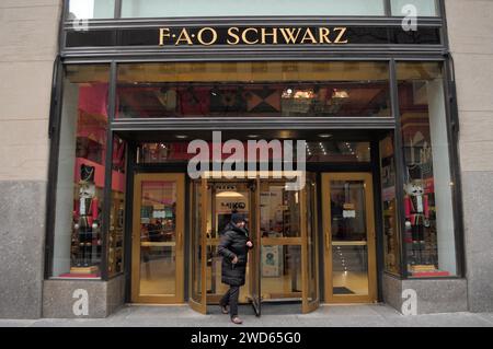 New York, États-Unis. 18 janvier 2024. Un client quitte le magasin de jouets FAO Schwarz dans le centre-ville de Manhattan. (Photo de Jimin Kim/SOPA Images/Sipa USA) crédit : SIPA USA/Alamy Live News Banque D'Images