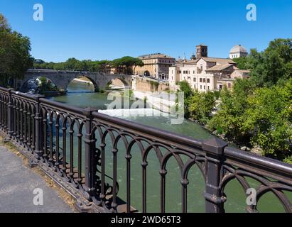 Rome - l'Isola Tiberiana - l'île Tibérienne avec le pont Ponte Cestio. Banque D'Images