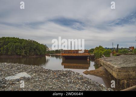 le grand ponton flotte sur la rivière par temps nuageux. Banque D'Images