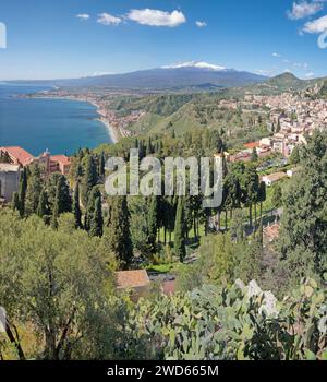 Taormine et Mt. L'Etna dans le bacground - Sicile. Banque D'Images
