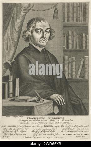 Portrait de Franciscus Ridderus, Aernout Naghtegael, 1658 - 1725 tirage Franciscus Ridderus, pasteur, debout à une table avec des livres et des ustensiles d'écriture. Une bibliothèque en arrière-plan. Portrait en deux vers la droite. Au bas de la marge, deux vers de quatre lignes et un vers de trois lignes en néerlandais. Imprimeur : Netherlandspublisher : Rotterdam outils d'écriture de gravure sur papier. livre Banque D'Images