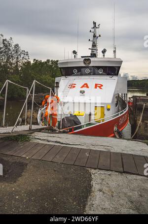 Balikpapan, Indonésie - 14 janvier 2024. Le bateau SAR accoste au port de ferry. Banque D'Images