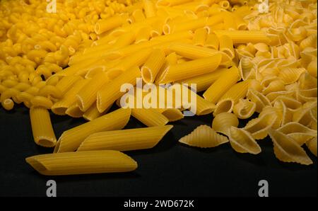 Différents types et formes de pâtes italiennes sèches. Fond de pâtes Banque D'Images