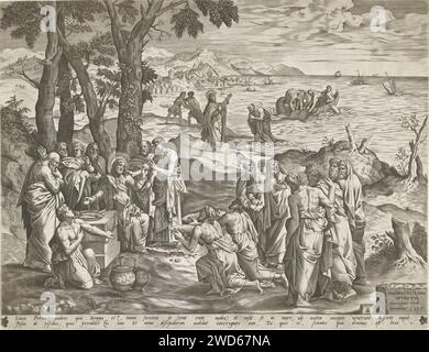 Pêche merveilleuse et nourriture merveilleuse, Pieter van der Heyden, d'après Lambert Lombard, 1556 imprimer le Christ multiplie les pains et les poissons, au milieu de ses disciples et de ses spectateurs. En arrière-plan le lac Galilée sur lequel les pêcheurs dans un bateau leurs filets sur commande du Christ d'Uigooi pour attraper des poissons. Pour Christ, dans le lac, Pierre les mains pliées. Sur l'Oever James et John qui apportent les filets. Deux lignes en latin sous la performance. Anvers gravure sur papier multiplication de pains et de poissons pour une multitude de quatre ou cinq mille personnes (Matthieu 14:13-21, 15:32-39, Marc 6:32-44, 8 Banque D'Images