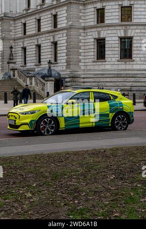 Londres, Royaume-Uni janvier 17 2024 : London Ambulance Service, Electric Fast Response Unit on Standby at Horse Guards. Banque D'Images