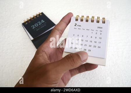 Février 2024. Calendrier de bureau pour février 2024 sur la table en marbre. Banque D'Images