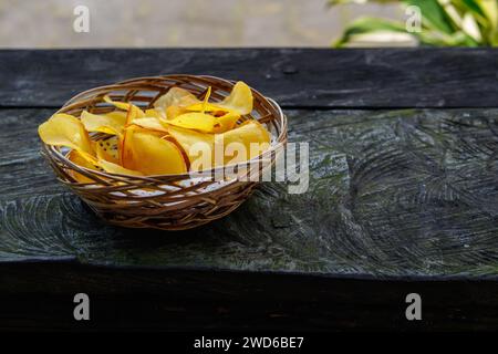 Snack chips de manioc sur une table en bois Banque D'Images