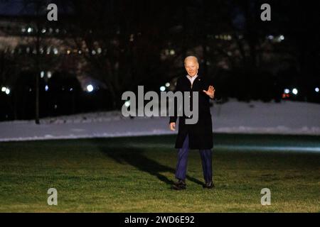 Washington, États-Unis. 18 janvier 2024. Le président AMÉRICAIN Joe Biden marche sur la pelouse sud de la Maison Blanche après son arrivée sur Marine One à Washington, DC, États-Unis, le jeudi 18 janvier, 2024. Biden a critiqué Donald Trump pour ses commentaires faisant des États-Unis une nation défaillante, tout en branchant son programme dans un État à tendance républicaine qu'il entend reprendre lors des élections de novembre. Photo de Ting Shen/Pool/ABACAPRESS.COM crédit : Abaca Press/Alamy Live News Banque D'Images