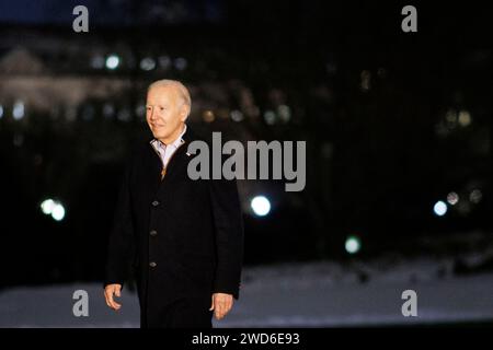 Washington, États-Unis. 18 janvier 2024. Le président AMÉRICAIN Joe Biden marche sur la pelouse sud de la Maison Blanche après son arrivée sur Marine One à Washington, DC, États-Unis, le jeudi 18 janvier, 2024. Biden a critiqué Donald Trump pour ses commentaires faisant des États-Unis une nation défaillante, tout en branchant son programme dans un État à tendance républicaine qu'il entend reprendre lors des élections de novembre. Photo de Ting Shen/Pool/ABACAPRESS.COM crédit : Abaca Press/Alamy Live News Banque D'Images