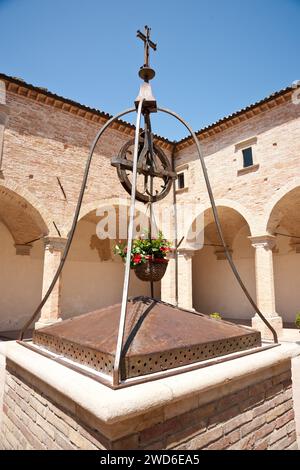 Cour de l'église italienne, la bascilica de Saint Ubaldo avec le vieux bien au-dessus dans Gubbio Italie. Banque D'Images