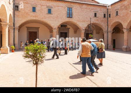 Gubio Ombrie, Italie, mai 12 2011 ; touristes dans la cour de la basilique médiévale de Saint Ubaldo. Banque D'Images