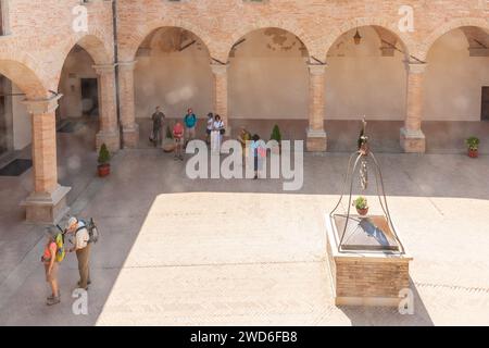 Gubio Ombrie, Italie, mai 12 2011 ; touristes dans la cour de la basilique médiévale de Saint Ubaldo. Banque D'Images