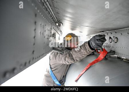 16 janvier 2024 - Selfridge Air National Guard Bas, Michigan, USA - l'aviateur supérieur Alana Haeussler, spécialiste des systèmes de munitions, 127th Maintenance Squadron, effectue des vérifications sur un avion A-10C Thunderbolt II avant de charger des munitions pour une mission d'entraînement à la Selfridge Air National Guard base, Michigan January.16, 2024. (Photo de Tom Demerly) (image de crédit : © U.S. National Guard/ZUMA Press Wire) USAGE ÉDITORIAL SEULEMENT! Non destiné à UN USAGE commercial ! Banque D'Images