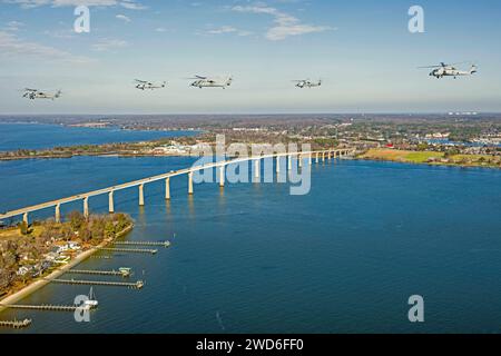 Rivière Patuxent, Maryland, États-Unis. 21 décembre 2023. Hélicoptères MH-60R et MH-60S de l'escadron d'essais et d'évaluation aériens (HX) DEUX effectuent un vol de formation au-dessus de la base aérienne navale de Patuxent River et de la communauté environnante dans le sud du Maryland. (Photo d'Erik Hildebrandt). (Image de crédit : © U.S. Navy/ZUMA Press Wire) USAGE ÉDITORIAL SEULEMENT! Non destiné à UN USAGE commercial ! Banque D'Images