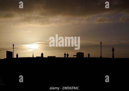 Silhouettes de personnes marchant sur Primrose Hill au lever du soleil. Banque D'Images