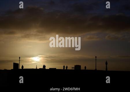 Silhouettes de personnes marchant sur Primrose Hill au lever du soleil. Banque D'Images