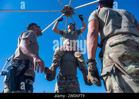 Honduras. 9 janvier 2024. Des aviateurs construisent une tente lors d’un exercice de capacité à la base aérienne de Soto Cano, Honduras, en janvier. 9, 2024. Les aviateurs sont affectés à l'équipe d'évaluation de la situation du Commandement Sud des États-Unis, chargée d'évaluer les conditions et les besoins lors d'un événement d'aide humanitaire ou d'intervention en cas de catastrophe en Amérique centrale. (Image de crédit : © U.S. Navy/ZUMA Press Wire) USAGE ÉDITORIAL SEULEMENT! Non destiné à UN USAGE commercial ! Banque D'Images