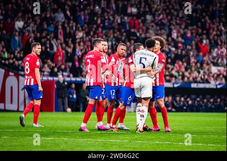 Madrid, Espagne. 18 janvier 2024. Jude Bellingham (R) des joueurs du Real Madrid et de l'Atletico Madrid (de gauche à droite) Saul Niguez, Jose Gimenez, Samuel Lino, Jorge Resurreccion Merodio (Koke) et Axel Witsel lors du match de football valable pour le tour de 16 du tournoi Copa del Rey entre l'Atletico Madrid et le Real Madrid joué à l'Estadio Metropolitano. Atletico Madrid 4 : 2 Real Madrid crédit : SOPA Images Limited/Alamy Live News Banque D'Images