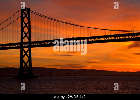 Lever du soleil du pont San Franciso-Oakland Bay Bridge depuis le quai 14, Embarcadero, San Francisco, Californie Banque D'Images