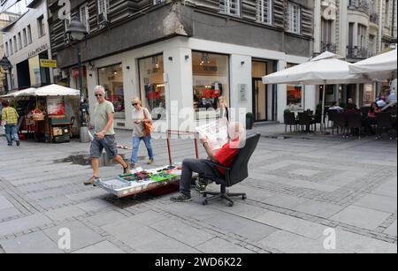 Un vendeur serbe de fruits lisant le journal dans le centre-ville de Belgrade, en Serbie. Banque D'Images