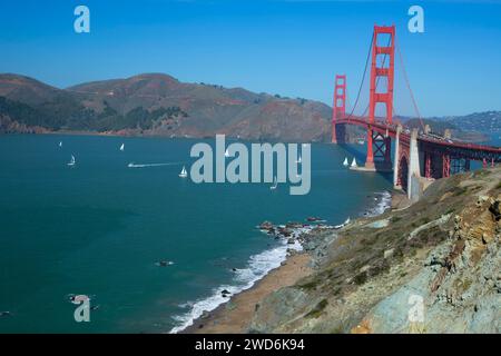 Golden Gate Bridge depuis California Coastal Trail, Golden Gate National Recreation Area, San Francisco, Californie Banque D'Images