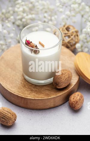 Bougie aromatique sur la table. Bougies de soja dans un bocal. Aromathérapie et détente dans le spa et la maison. Nature morte. Banque D'Images