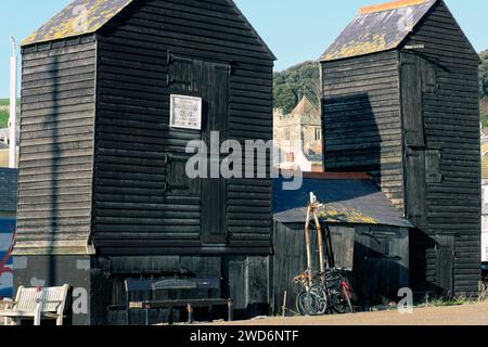 Cabanes traditionnelles de pêcheurs en filet noir au Old Town Stade, Hastings, Royaume-Uni Banque D'Images