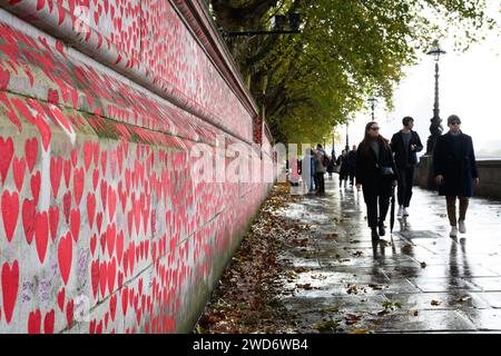 Photo de dossier datée du 04/11/23 du National Covid Memorial Wall à Londres. Le premier dimanche de mars sera marqué par une journée de réflexion à l’échelle du Royaume-Uni où les gens se souviendront de tous ceux qui sont morts pendant la pandémie. Le 3 mars sera la première journée annuelle de réflexion depuis que la Commission britannique sur la commémoration du Covid a publié son rapport final en septembre, recommandant que l’événement se tienne chaque année le premier dimanche de mars. Date d'émission : vendredi 19 janvier 2024. Banque D'Images