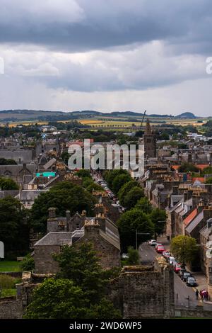 Une vue aérienne du paysage urbain historique niché au milieu de montagnes majestueuses Banque D'Images