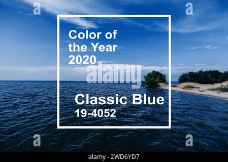 Couleur Bleu classique de l'année 2020. ciel bleu clair avec des vagues sur l'eau de la mer et une plage de sable sur une journée d'été Banque D'Images