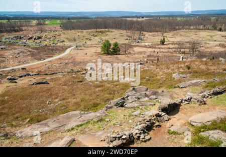 Une vue élevée montre une crête couverte de rochers, une route sinueuse et des bois clairsemés au Gettysburg National Military Park, Pennsylvanie. Banque D'Images