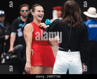 Melbourne, Australie. 19 janvier 2024. Tennis : Grand Chelem - Open d'Australie, simple féminin, 3e tour. Tsurenko (Ukraine) − Sabalenka (Bélarus). Andrea Petkovic (à droite) est en conversation avec Aryna Sabalenka en tant que présentatrice du tournoi. Crédit : Frank Molter/dpa/Alamy Live News Banque D'Images