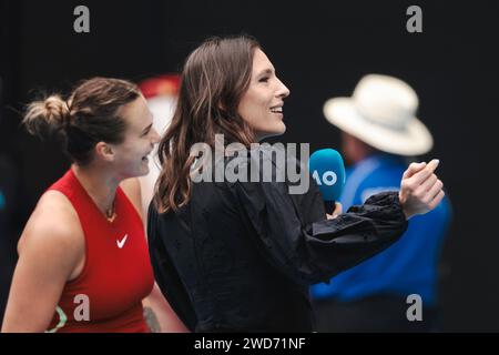 Melbourne, Australie. 19 janvier 2024. Tennis : Grand Chelem - Open d'Australie, simple féminin, 3e tour. Tsurenko (Ukraine) − Sabalenka (Bélarus). Andrea Petkovic (à droite) est en conversation avec Aryna Sabalenka en tant que présentatrice du tournoi. Crédit : Frank Molter/dpa/Alamy Live News Banque D'Images