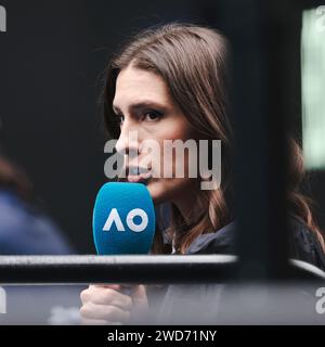 Melbourne, Australie. 19 janvier 2024. Tennis : Grand Chelem - Open d'Australie, simple féminin, 3e tour. Tsurenko (Ukraine) − Sabalenka (Bélarus). Andrea Petkovic est de service en tant que présentatrice du tournoi. Crédit : Frank Molter/dpa/Alamy Live News Banque D'Images