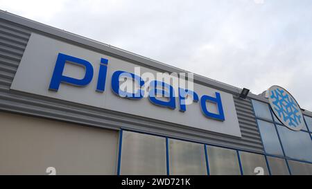 Bordeaux , France - 01 14 2024 : marque de logo Picard et signe de texte sur les fenêtres de façade murale magasin de produits alimentaires français de la société surgelée Banque D'Images