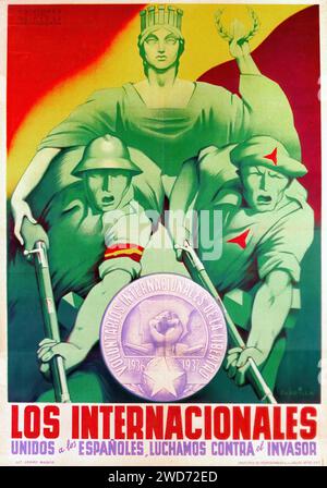 'LOS INTERNACIONALES UNIDOS A LOS Españoles, LUCHAMOS CONTRA EL INVASOR' 'les internationales unies aux Espagnols, nous luttons contre l'envahisseur.' Cette affiche vintage illustre la solidarité entre les brigades internationales et les soldats espagnols, unis contre un ennemi commun pendant la guerre civile espagnole. La figure centrale, se tient au-dessus des soldats prêts pour la bataille, transmettant un message d'unité et de résistance. L'utilisation de tons verts et jaunes sur fond rouge renforce l'esprit combatif - affiche de propagande de la guerre civile espagnole (Guerra civil Española) Banque D'Images