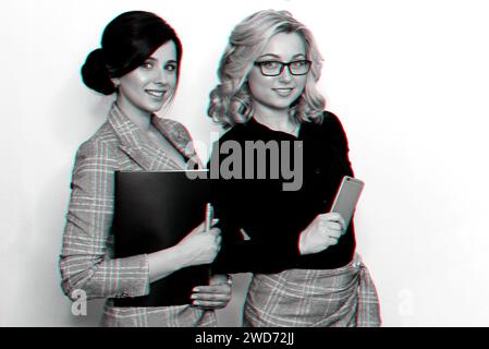 deux jeunes filles réussies blonde et brune en costumes d'affaires avec des documents et téléphone portable. Photographie monochrome avec effet pépin 3D. Banque D'Images