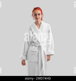 Fille posant dans une robe éponge blanche - modèle d'usure à la maison pour la conception, l'image de marque, la publicité. Maquette de robe isolée sur le fond, vue de face, perfe Banque D'Images