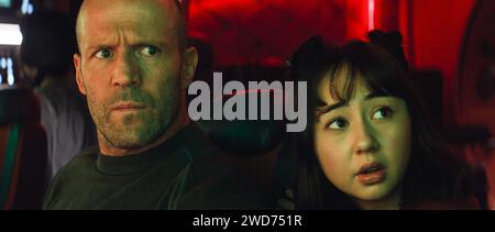 JASON STATHAM et SHUYA SOPHIA CAI dans MEG 2 : THE TRENCH (2023), réalisé par BEN WHEATLEY. Crédit : Apelles Entertainment / Album Banque D'Images