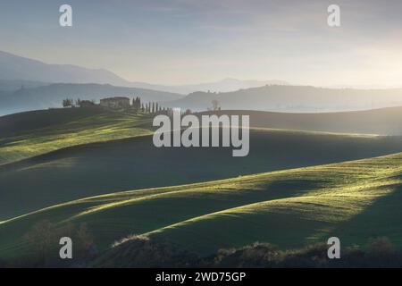 Paysage en Toscane avec ferme et collines sur un après-midi d'hiver. Une vue typique du Val d'Orcia. Banque D'Images