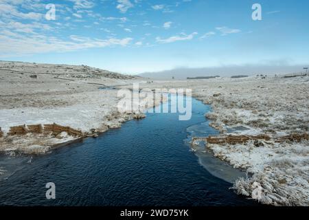 Un paysage hivernal pittoresque avec la rivière le BES. Aubrac, France Banque D'Images