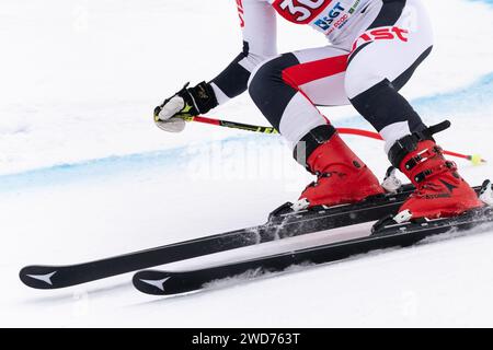 Vue en gros plan de ski sur une piste de ski alpin Banque D'Images