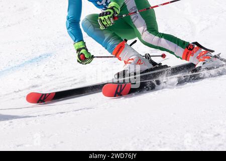 Vue en gros plan du skieur de montagne skieur sportif descendant une piste de ski de montagne Banque D'Images